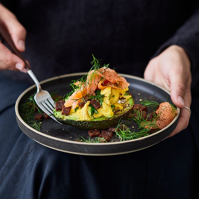 Avocado mit Rührei und Lachs