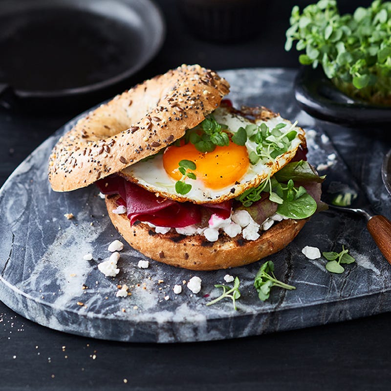 Frischkäsebagel mit Spiegelei