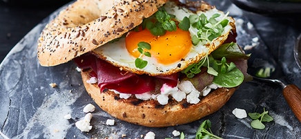 Frischkäsebagel mit Spiegelei
