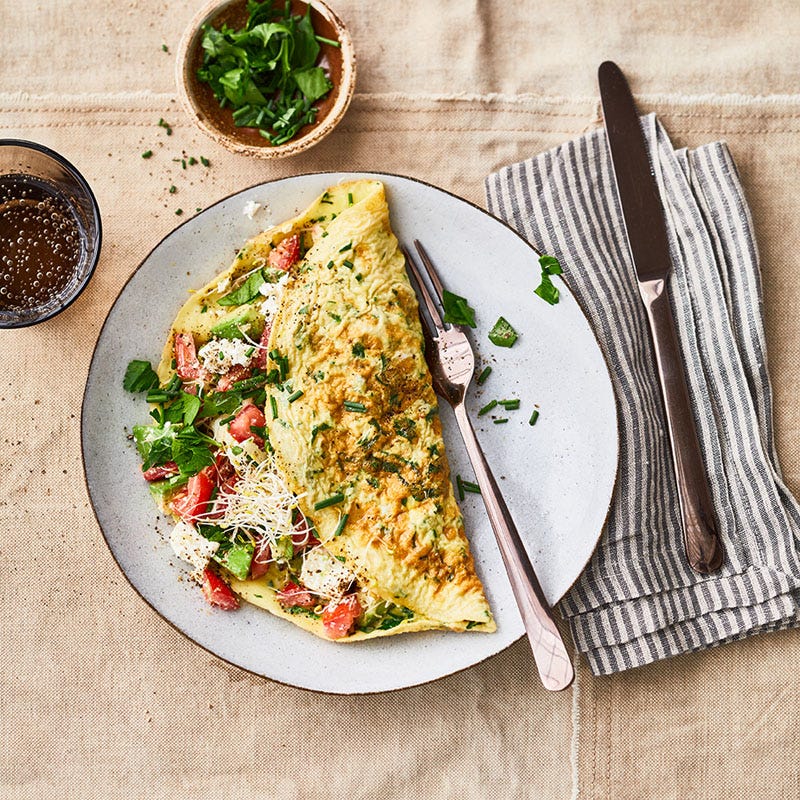 Gefülltes Kräuter-Omelette mit Avocado, Tomaten und Sprossen