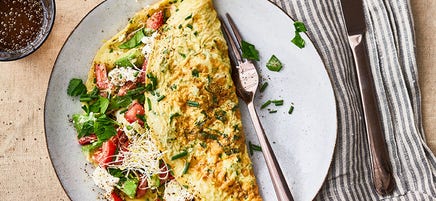 Gefülltes Kräuter-Omelette mit Avocado, Tomaten und Sprossen