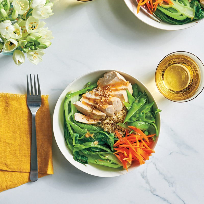 Quinoa-Hähnchen-Bowl mit Sesam-Ingwer-Dressing