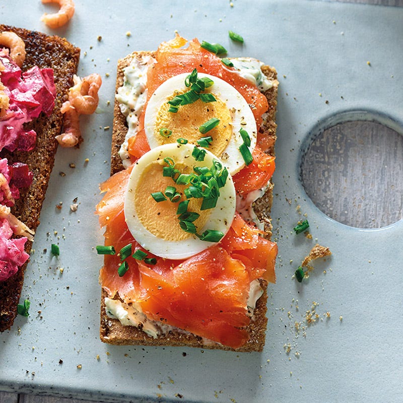 Smörrebröd mit Lachs und Honig-Senf-Creme