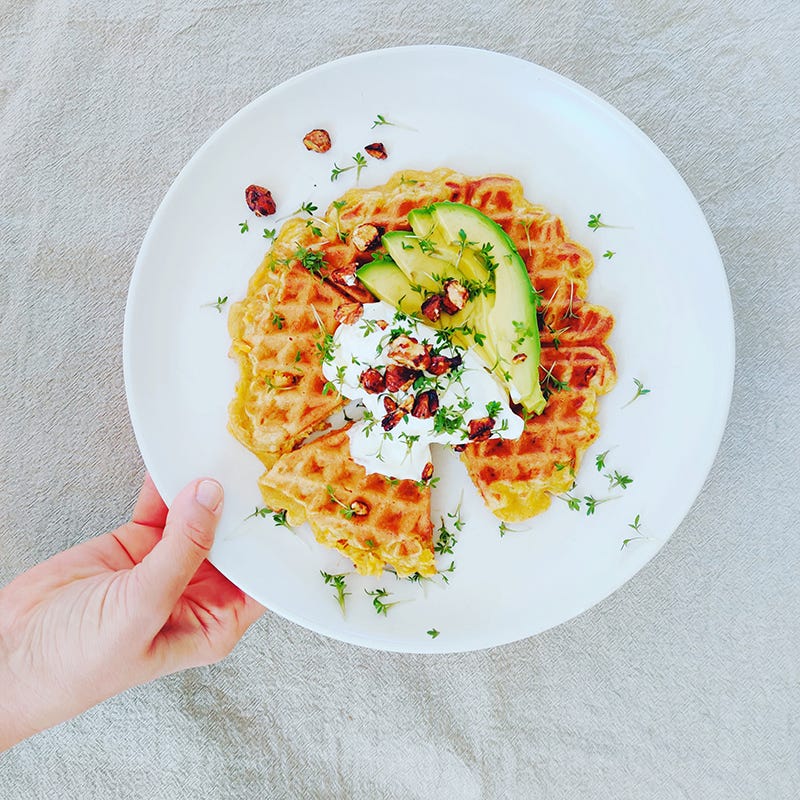 ViktVäktarna - Sötpotatisvåfflor med yoghurt, avokado och kanderad mandel
