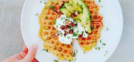 Sötpotatisvåfflor med yoghurt, avokado och kanderad mandel
