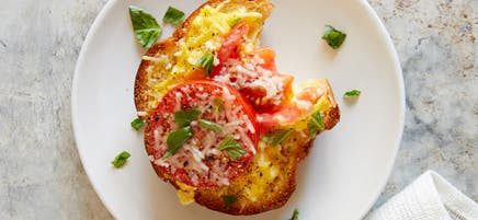 Sandwich ouvert sur croissant aux œufs et au fromage