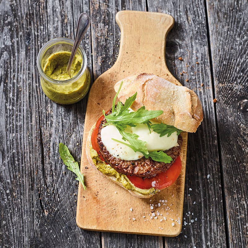 Foto van Hamburger met tomaat, mozzarella en pesto door WW