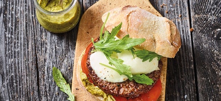 Hamburger met tomaat, mozzarella en pesto