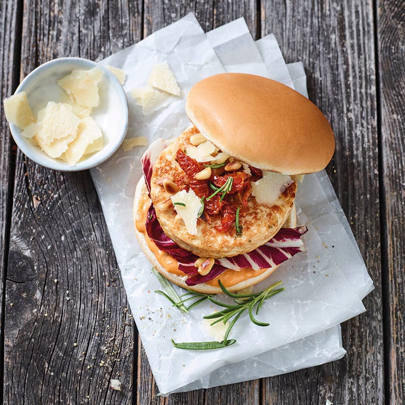 Foto van Kipburger met zongedroogde tomaat door WW