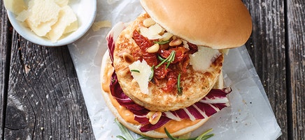 Kipburger met zongedroogde tomaat