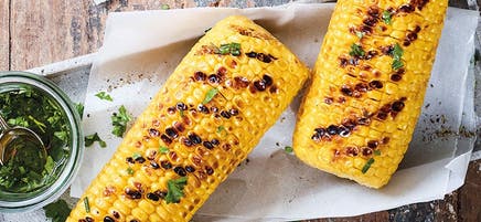Gegrilde maïskolven met kruidenolie