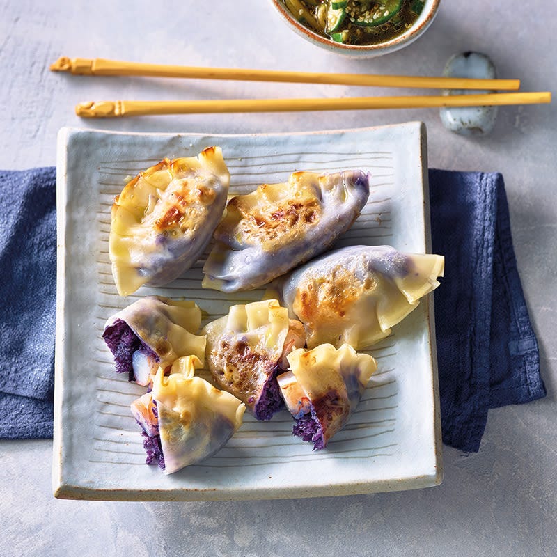 Gyoza mit asiatischem Gurkensalat