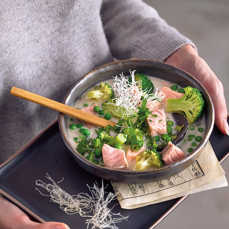 Kokossuppe mit Lachswürfeln