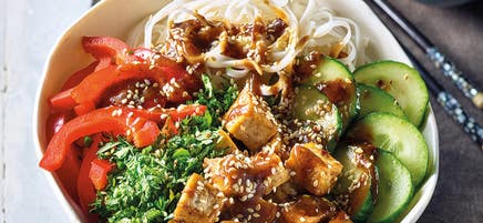 Bol de nouilles de riz au tofu et sauce aux pruneaux