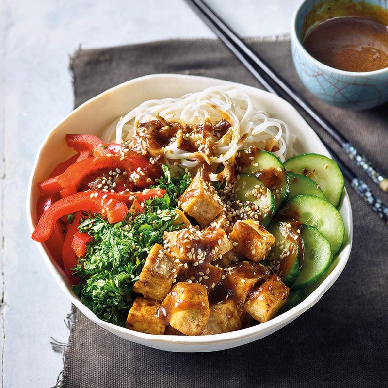 Reisnudelbowl mit Tofu und Pflaumensauce