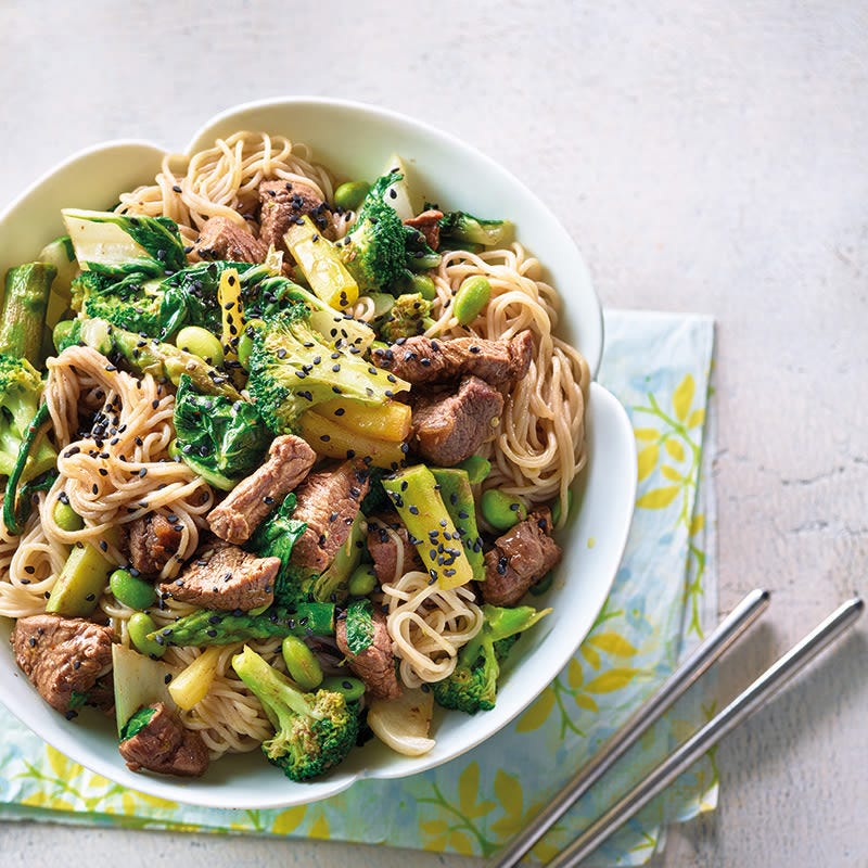 Sobanudeln mit grünem Gemüse und Rind