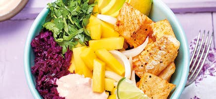 Bol de mangue, poisson et chou rouge