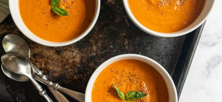 Soupe crémeuse aux tomates et au basilic