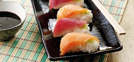 Sushi lax- och tonfisksnigiri