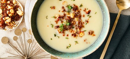 Weihnachtssuppe mit Nusscrunch
