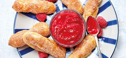 Gebackene Churros mit Zimtzucker und Himbeerdip