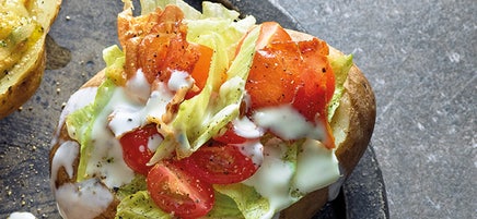 Ofenkartoffeln mit American-Salad-Topping