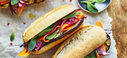 Sandwich vietnamien Bành mi aux aubergines grillées