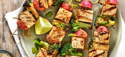 Brochettes de tofu sauce cacahuètes