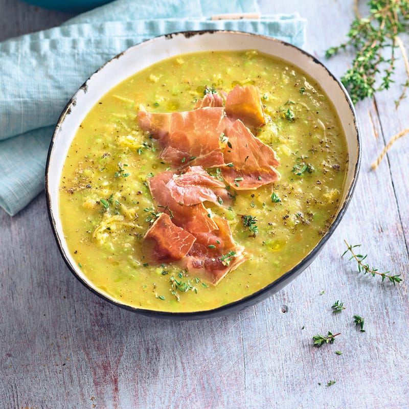 Kartoffel-Erbsen-Suppe mit Schinkenchips
