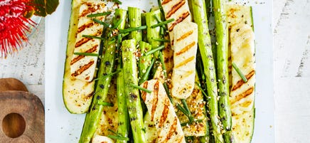 Gegrilde groene asperges, courgette & halloumi