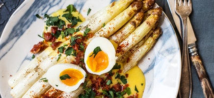 Asperges blanches grillées, sauce hollandaise WW et chorizo haché - recette de Ohmyfoodness (blog néerlandais)