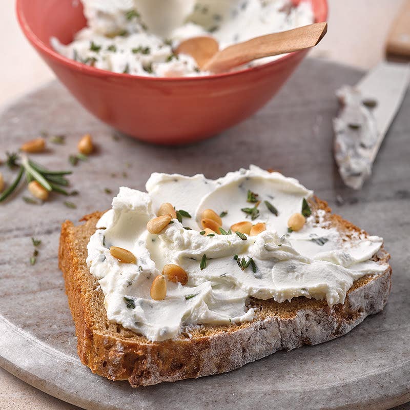 Ziegenkäse-Honig-Creme mit Pinienkernen