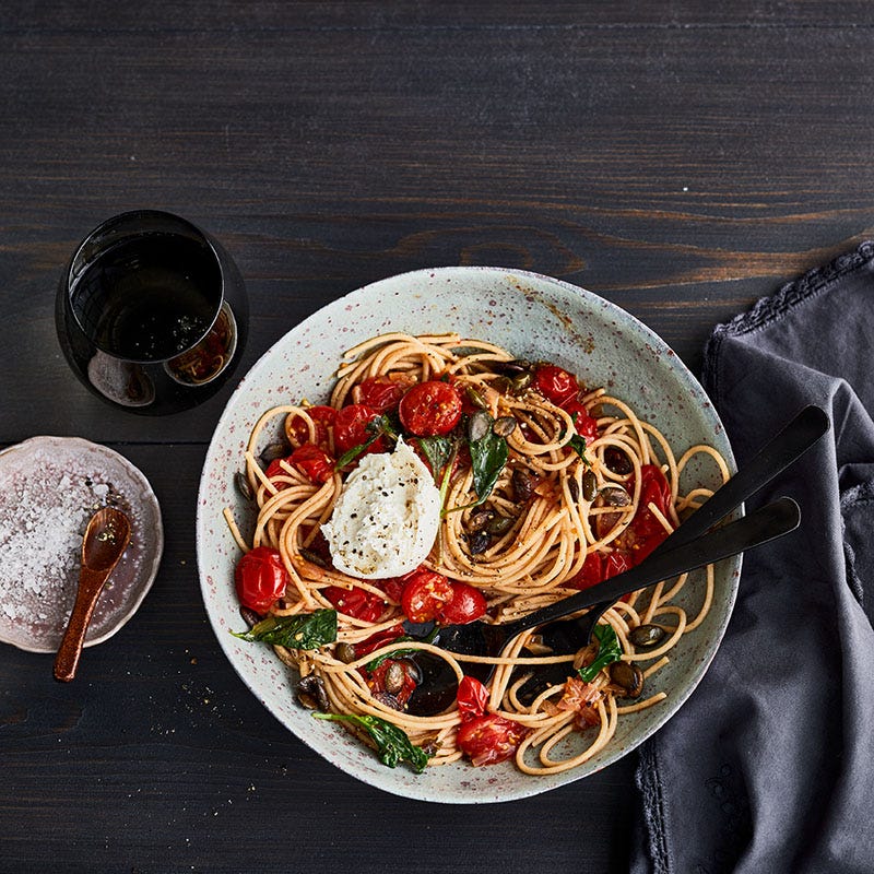 Vollkornpasta mit Kirschtomaten und Burrata
