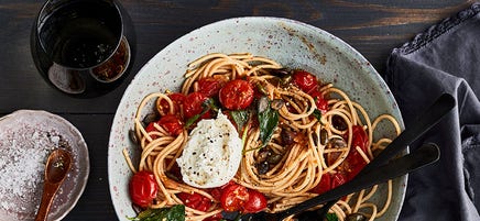 Vollkornpasta mit Kirschtomaten und Burrata