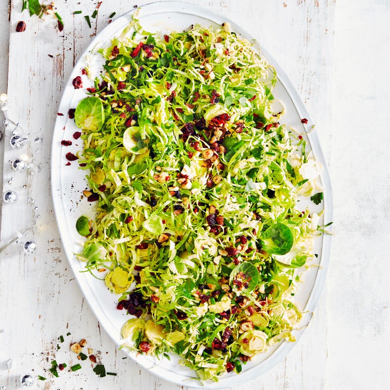 Foto van Spruitjessalade met gedroogde bessen, hazelnoten & pittige sinaasappeldressing door WW