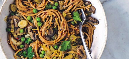 One pot leek, mushroom and pea pasta