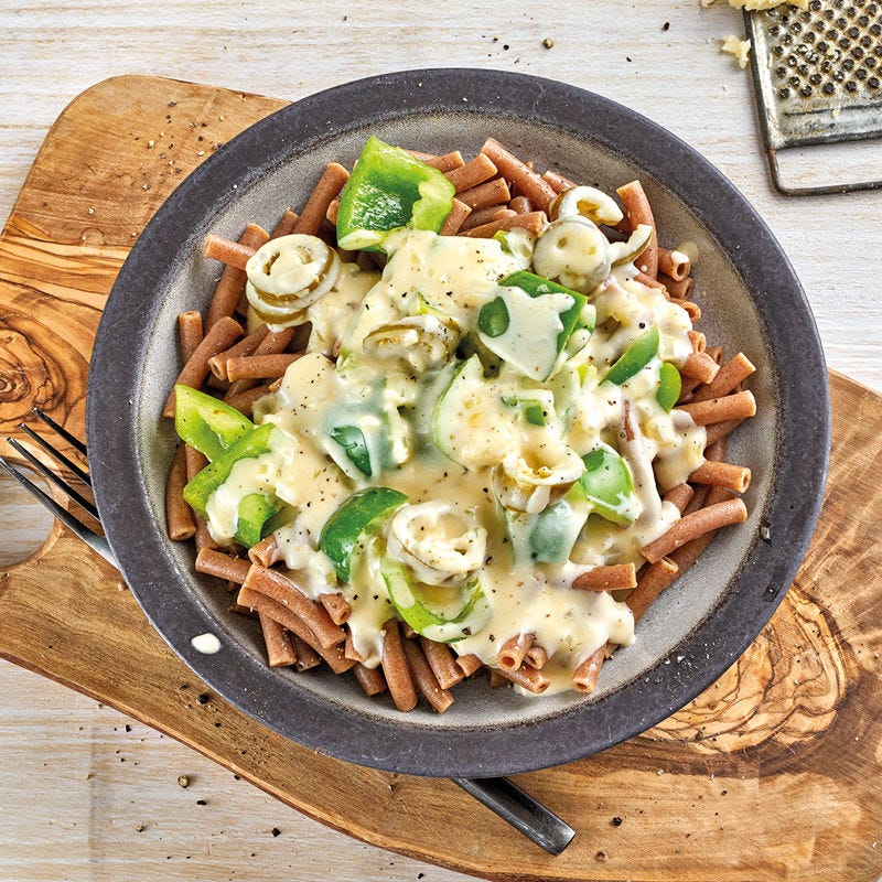 Makkaroni mit Chili-Cheese-Peperoni-Sauce