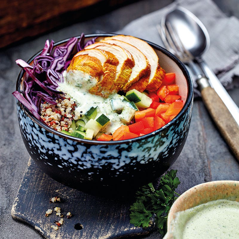 Bunte Quinoabowl mit Kräuter-Joghurt-Dressing