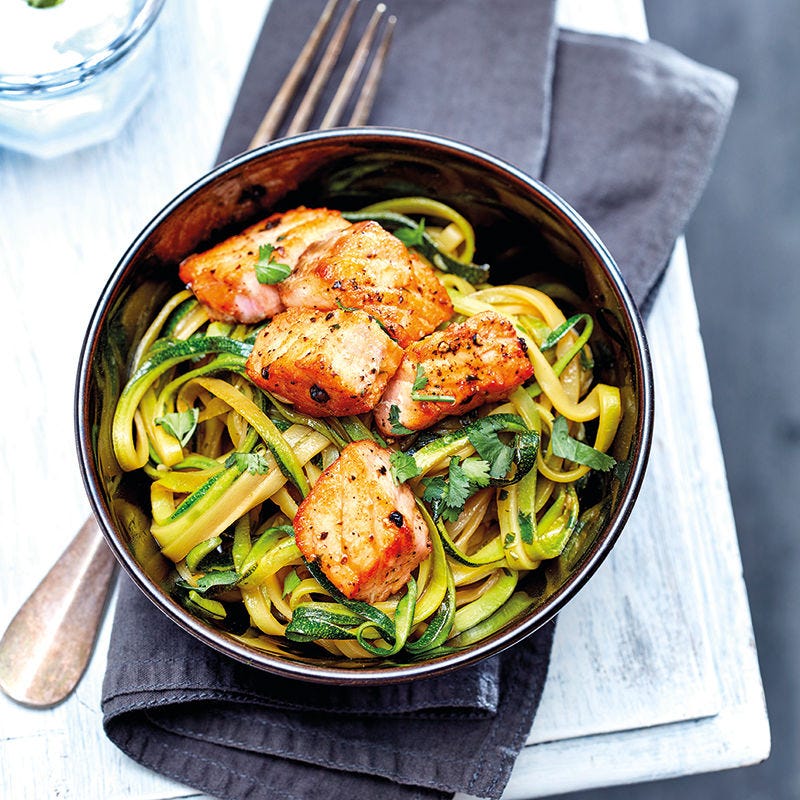 Zoodles mit Lachswürfeln