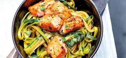 Zoodles mit Lachswürfeln