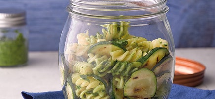 Pastasalade met courgette en citroenpesto