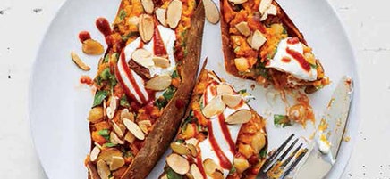 Stuffed sweet potatoes with spinach and chickpeas