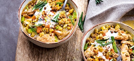 Kippensoep met linzen en kruidenyoghurt
