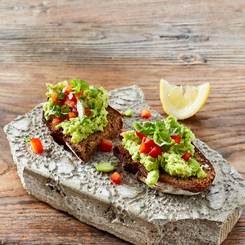 Edamame-Hummus-Crostini