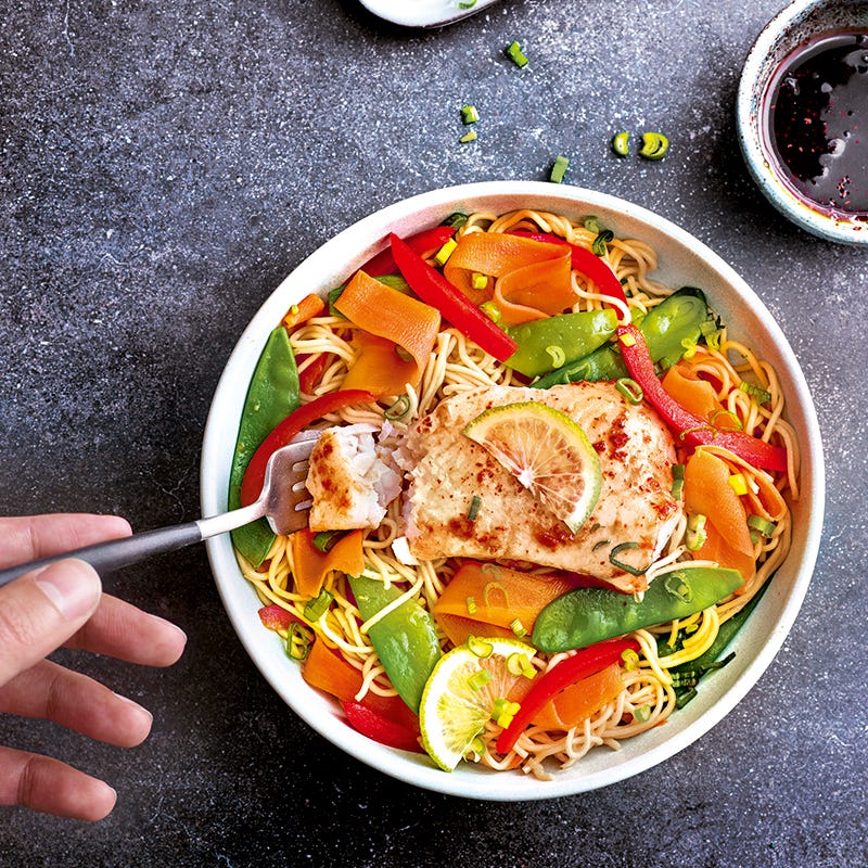 Foto van Gegrilde vis met saffraannoedels en wortelen door WW