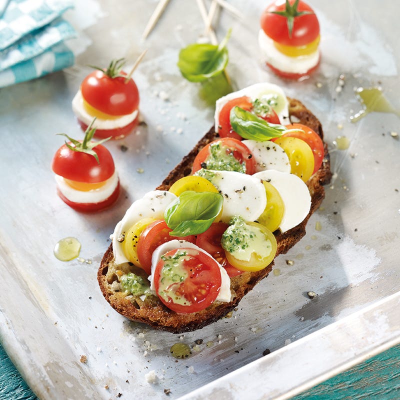 Bunte Caprese mit Basilikumcreme