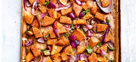Geroosterde rode ui met zoete aardappelen