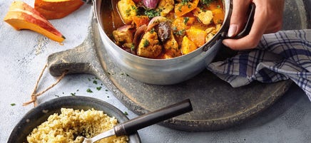Kippannetje met pompoen en pruimen