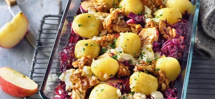 Rode koolschotel met aardappelen uit de oven