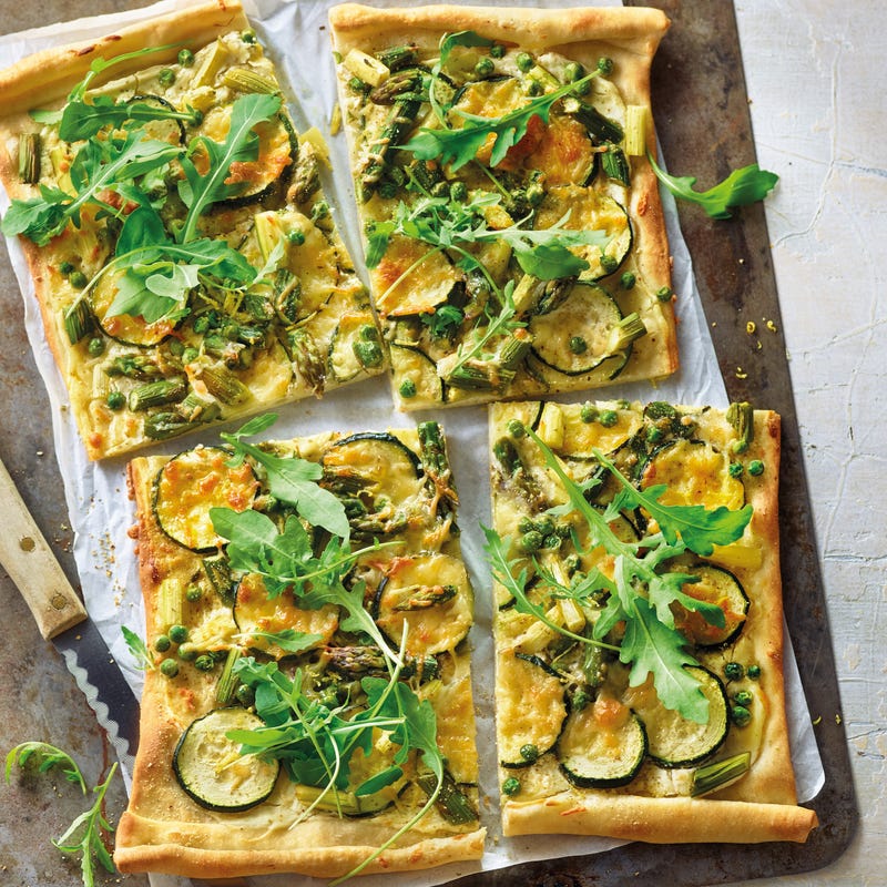 Foto van Flammkuchen met groenten en rucola door WW